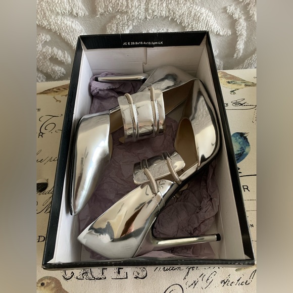 Kenneth Cole Stiletto Shoes: Silver Mirror, Wide Stretchy Front Strap. Size 9.5 - Picture 12 of 13